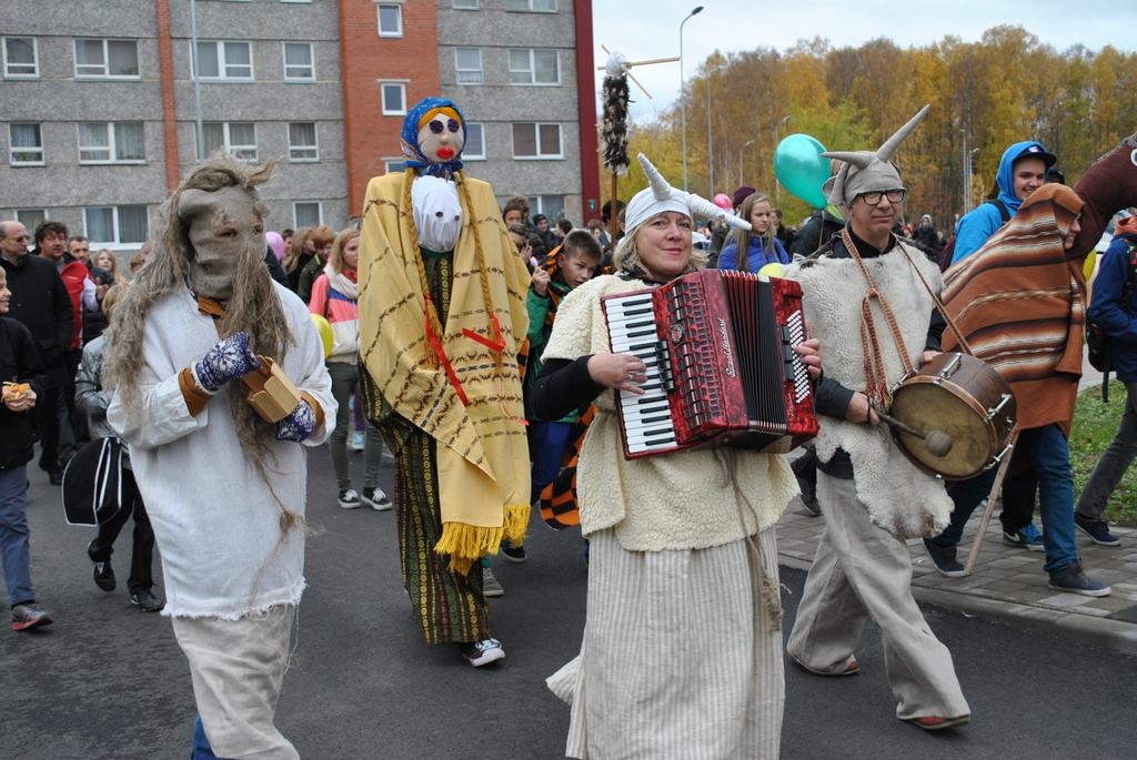 LAI LABA DZĪVOŠANA! Gājiena sākumā iet folkloras kopas “Karikste” pārstāvji un ķekatnieki, iestaigājot veiksmes un laimes takas. 
Autors: Guna Mikasenoka