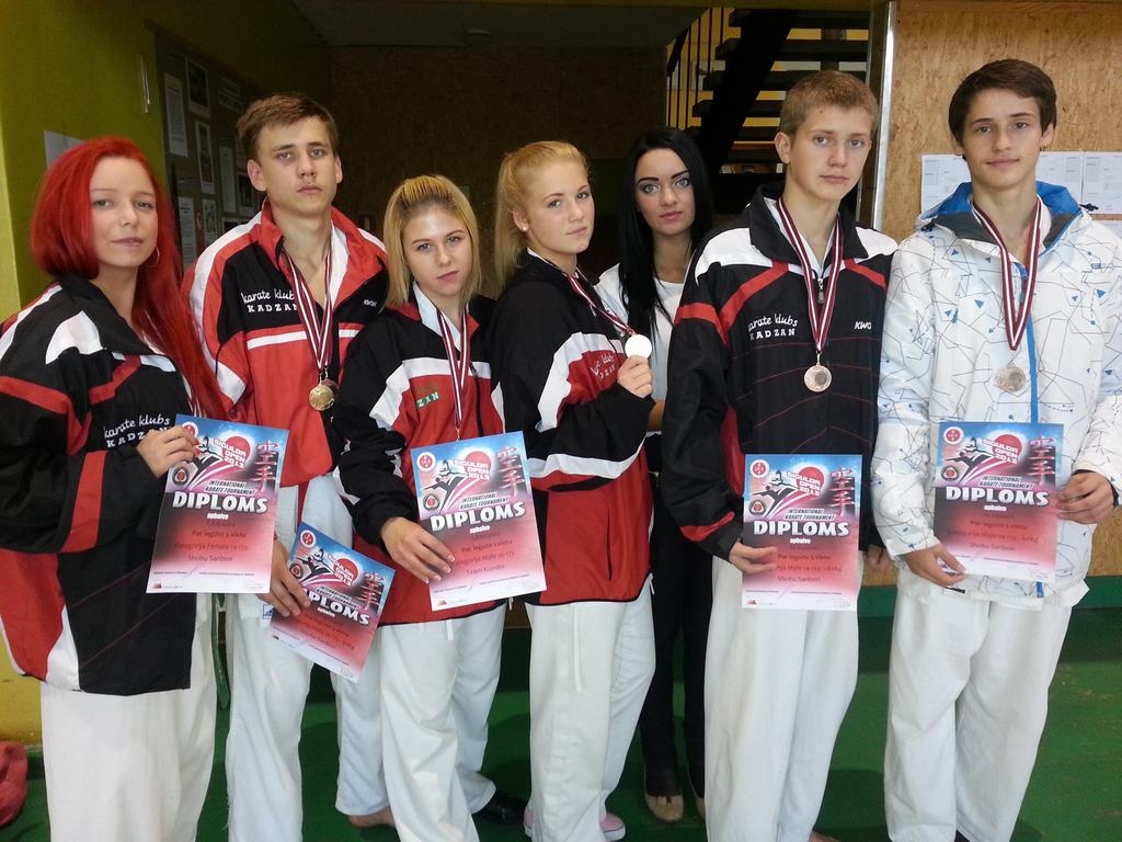 Uzvarētāji. “Kadzan” jaunie sportisti pēc cīņas — Tīna Ķiķauka (no kreisās), Alekss Fetkuļins, Sabrīna Zilmane un Mareks Rubulis (otrais no labās).        
Autors:  no “Kadzan” arhīva