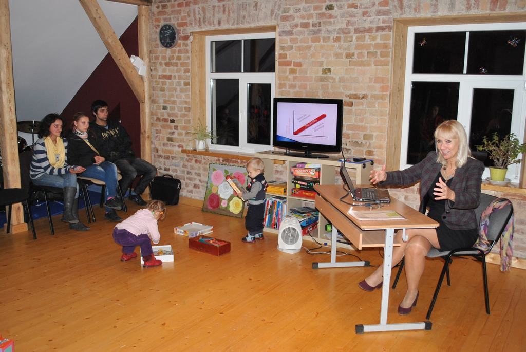 Nodarbība “Baltajā skolā”. Sorosa fonda Latvijā iniciatīvas “Pārmaiņu iespēja skolām” vadītāja, četru bērnu māmiņa Aija Tūna (pa labi) kurmeniešiem vada nodarbību “Kā palīdzēt bērnam augt”.
Autors: Imants Kaziļuns