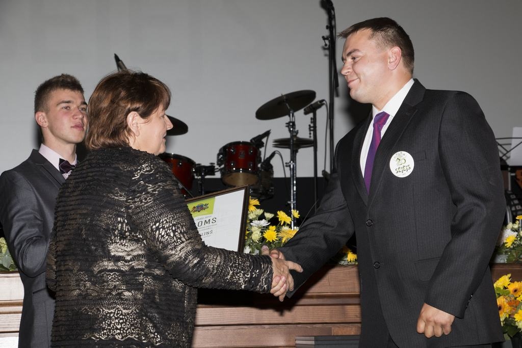 Vietalvas pakalnu arājam. Zemkopības ministre Laimdota Straujuma sniedz diplomu saimniecības “Iesalnieki — 1” vadītājam un Jauno zemnieku kluba valdes loceklim Ansim Saliņam.      
Autors: Juris Logins