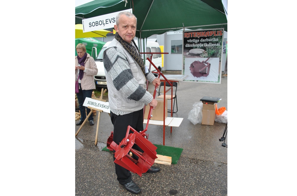 Strādā visā Latvijā. Vairāk kā desmit gadu laikā Zigmunds Soboļevskis ar riteņkapli apgādājis simtiem dārzkopju.