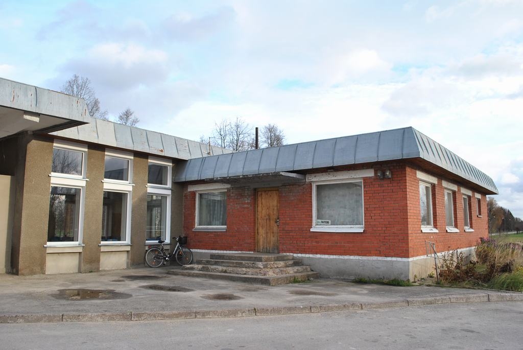 TUKŠA UN KLUSA. Piedāvājot ēkā sabiedriskos pakalpojumus, iespējams, tā “atdzīvotos”.      
Autors: Imants Kaziļuns