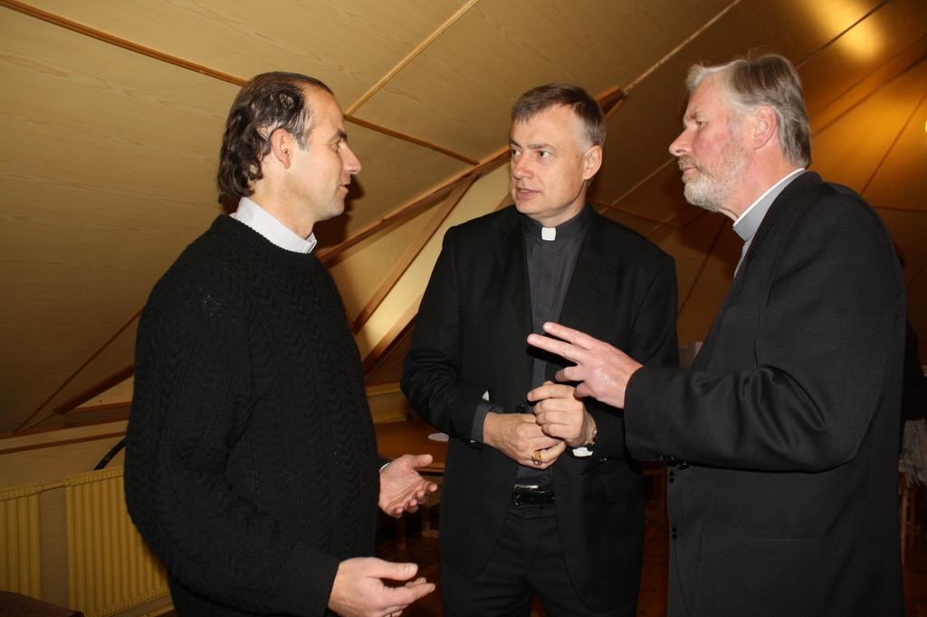 AKTUĀLI. Daugavpils diecēzes bīskaps Einārs Alpe (vidū) diskutē ar mācītājiem Ainaru Spriņģi (no labās) un Haraldu Bieti. 
Autors: Guna Mikasenoka