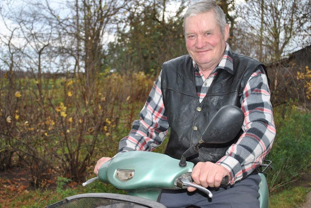 CEĻABIEDRS. Ar motorolleru Jānis Stalmeisters dodas arī tālākā ceļā.  
Autors: Imants Kaziļuns