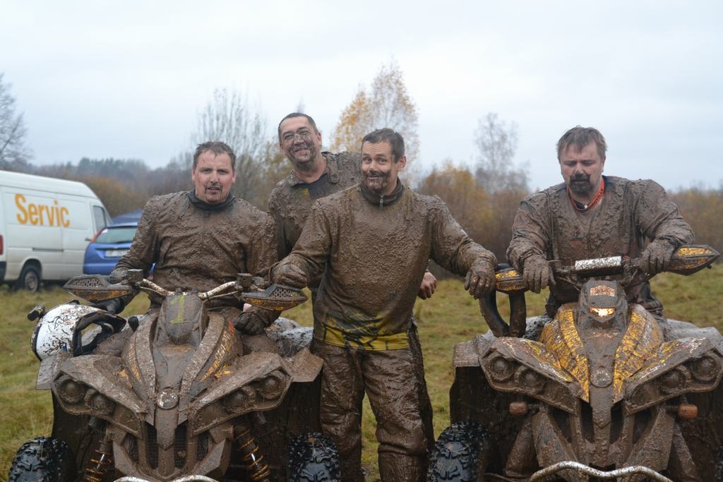 DUBĻU “TĒRPOS”. Pēc motokrosa nav nosakāma ne braucamo krāsa, ne īsti var pazīt pašus braucējus.
Autors: no Egīla Rušiņa un Māra Trofimoviča albuma 