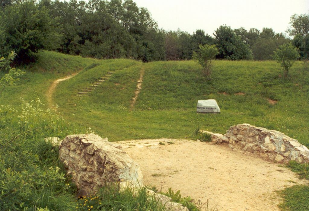 VAJAG REMONTU. Tiltiņš, kas ved uz “Kalna Ziedu” pilskalnu, ir būvēts pagājušā gadsimta deviņdesmito gadu sākumā, tāds tas bija kādreiz, taču tagad ir pussabrucis. Ir sapuvušas arī koka kāpnes, kas ved kalnā. 
Autors: Ilze Ozola