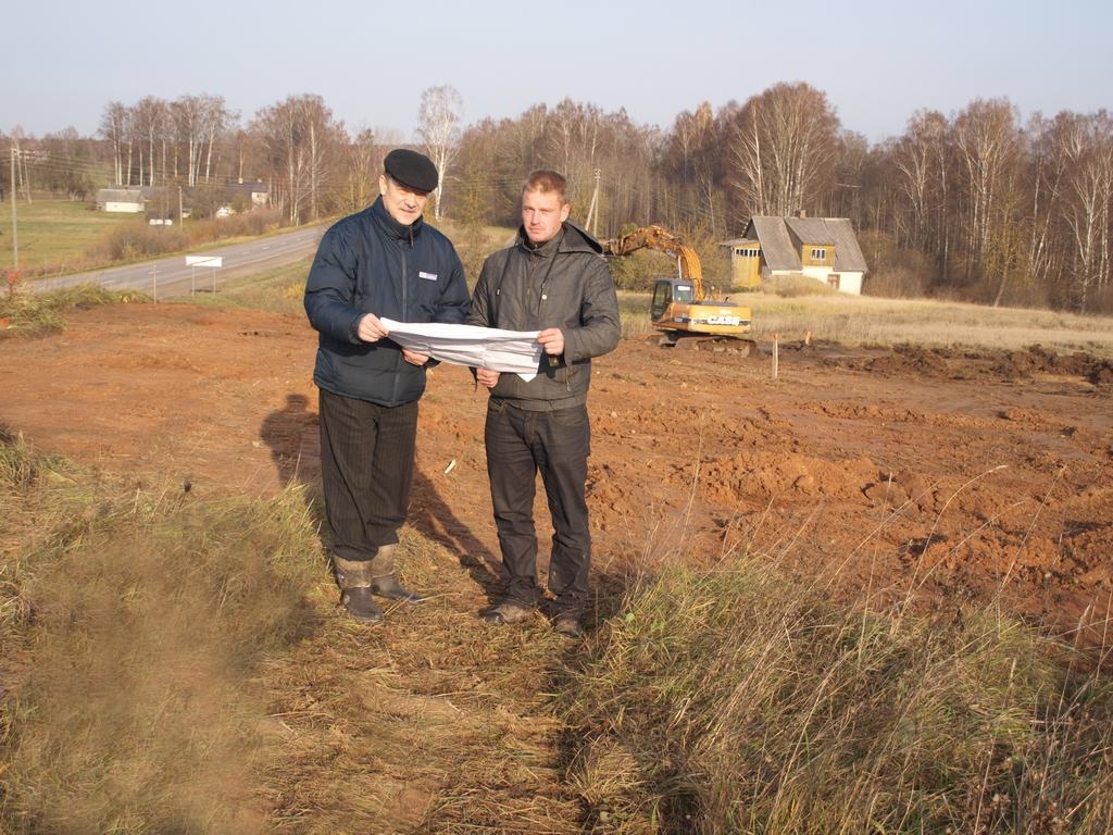 SĀK CELTNIECĪBU. Būvlaukumā ar rasējumiem — SIA “Auto Cardan” inženieris Guntis Klūga (pa kreisi) un SIA “Piche” brigadieris Edgars Brūns.                                              
Autors: Indulis Burka