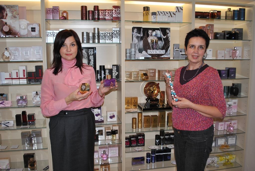 Dāvana sev un citiem. Salona “Anfeja” īpašniece Ināra Vītoliņa (no kreisās) un dekoratore, rotu māksliniece Lilija Cipiševa.
Autors: Līga Patmalniece