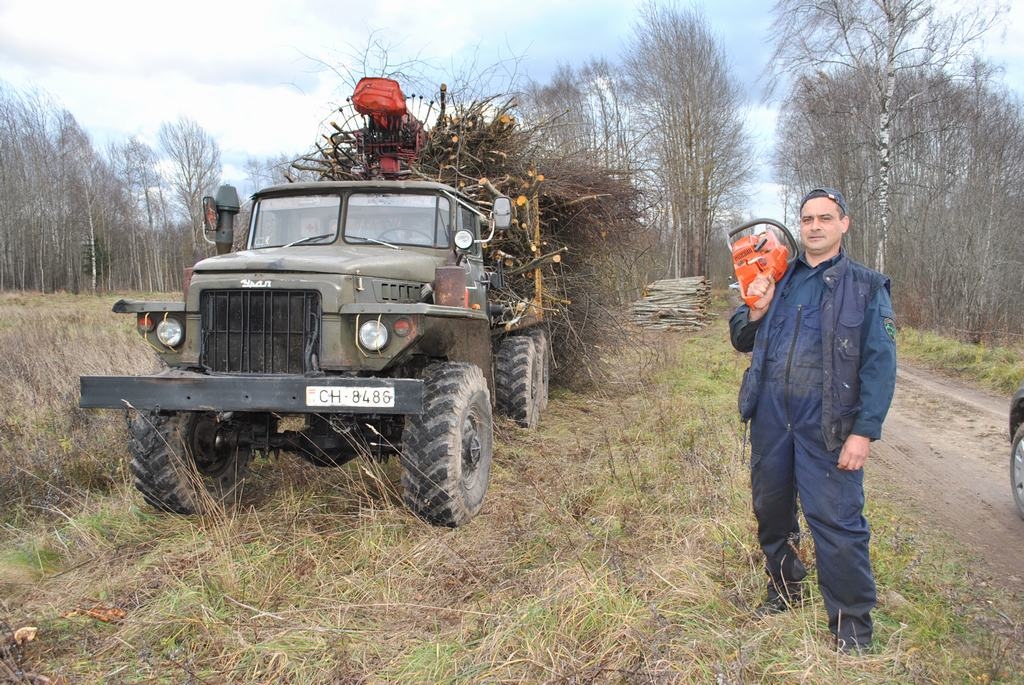 “Urāls”, zāģis, daudz spēka un neatlaidības. Juris Bokiševs aizaugušos “Mazberģus” pārvērš tīrumā.
Autors: Imants Kaziļuns