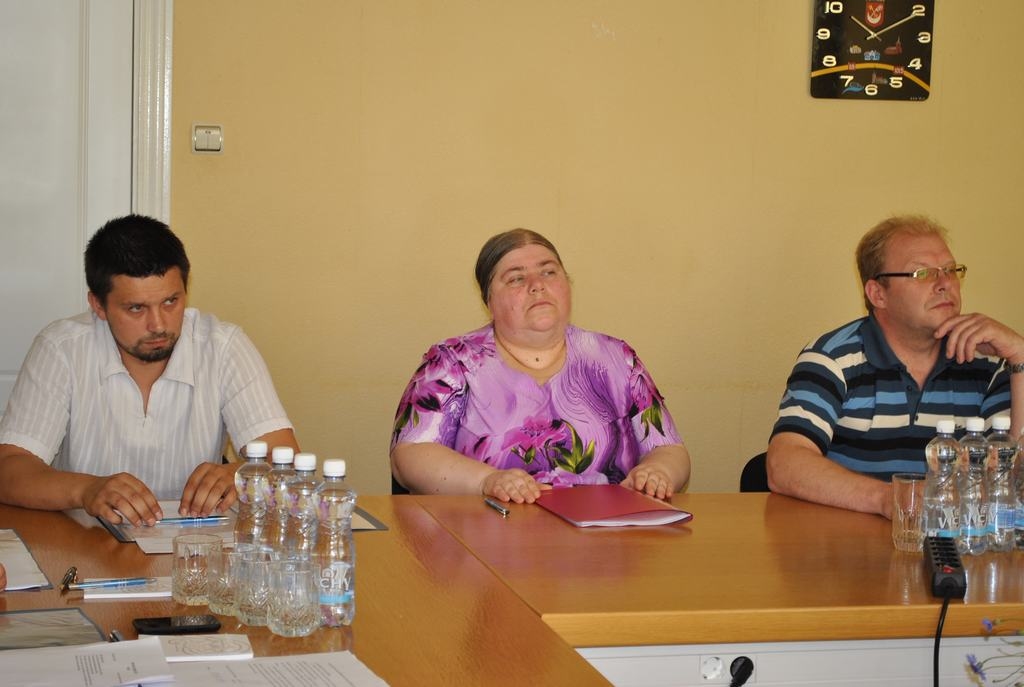 Vajag laiku. Mudīte Auliņa, bijusī Bebru internātvidusskolas direktore, uzskata, ka pēc skolu apvienošanas jāļauj strādāt un darba rezultātus tad arī varēs redzēt. No kreisās — deputāts Jānis Krūmiņš un izpilddirektors Ilmārs Klaužs. 
Autors: 