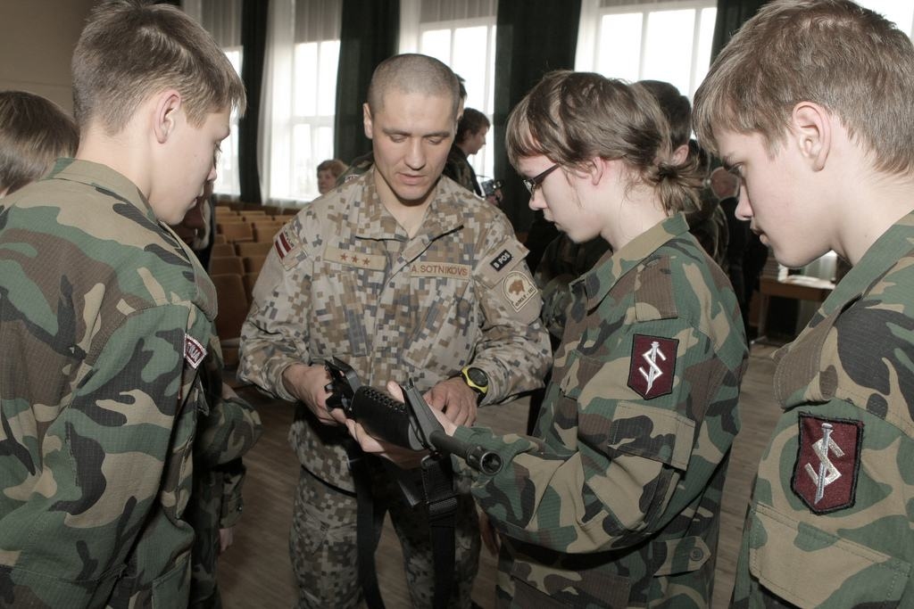 Interesē starptautiskās misijas. Aizvakar Aizkraukles novada ģimnāzijā un Andreja Upīša Skrīveru vidusskolā viesojās zemessardzes Aizkraukles 55. kājnieku bataljona štāba un apgādes rotas komandieris kapteinis Aleksandrs Sotņikovs (no kreisās). 
Autors: no Aleksandra Sotņikova  albuma 