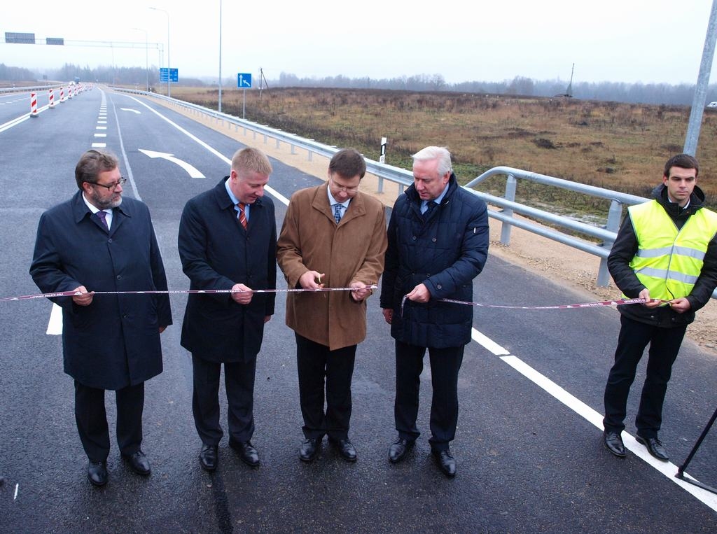 AR “ZELTA ŠĶĒRĒM”. Valsts akciju sabiedrības “Latvijas valsts ceļi” valdes loceklis Edgars Strads (no kreisās), satiksmes ministrs Anrijs Matīss, Ministru prezidents Valdis Dombrovskis un SIA “Binders” valdes loceklis Normunds Luste atklāj jauno autoceļu.  

Autors: Indulis Burka