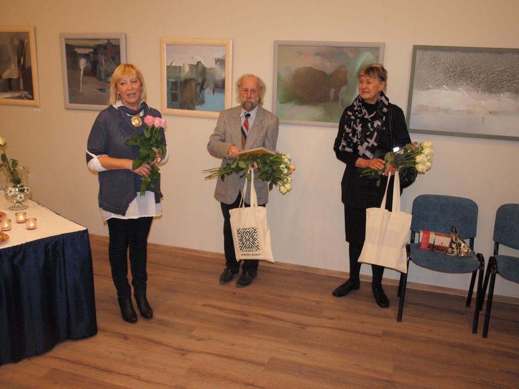 IZSTĀDE ATKLĀTA. Skrīveru novada kultūras centra direktore Baiba Dronka (no kreisās) sveic Valēriju Dičkovski un Silvu Linarti.  
Autors: Indulis Burka