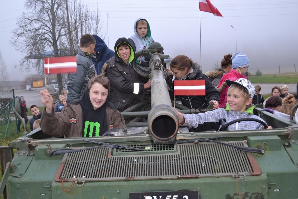Piemiņas pasākums Bebros. Jaunajai paaudzei bija aizrautīga interese par zemessargu militāro tehniku un ekipējumu.
Autors: Līga Patmalniece