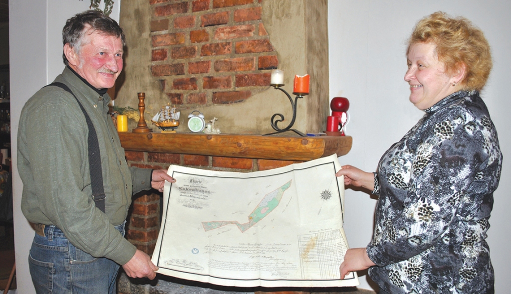 “Stiprs papīrs”. Krievu un vācu valodā pirms 160 gadiem rakstītais zemes nostiprinājuma akts ir vienīgais, kas saglabājies no senajiem laikiem. “Luķu” saimnieki Sarmīte un Juris smejot teic, ka tā dēļ vien nevar zemi atstāt novārtā.
Autors: Imants Kaziļuns