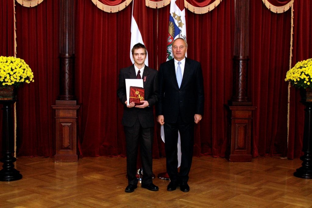 PATRIOTISKĀ NOSKAŅOJUMĀ. Valsts prezidents Andris Bērziņš kopā ar Pļaviņu novada ģimnāzijas 10. klases skolēnu Juri Ernestu Brūniņu.  
Autors: no www.president.lv