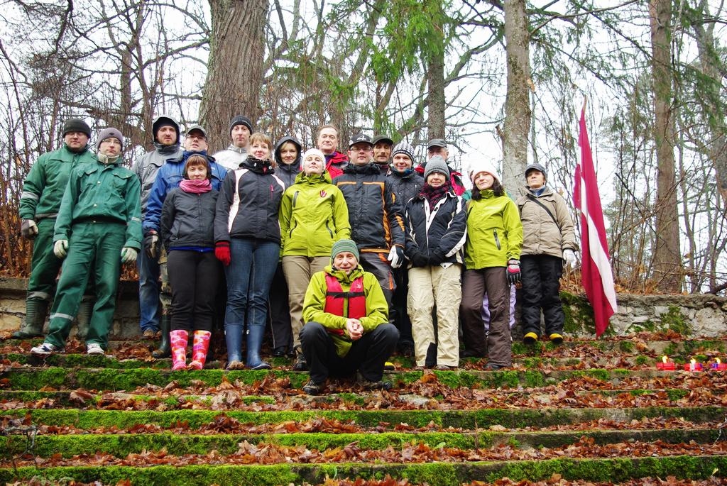 SVĒTKUS SVIN STRĀDĀJOT. Talcinieki palīdz Oliņkalnam atgūt zaudēto skaistumu. 
Autors: Arvīds Apfelbaums