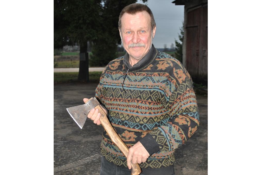 Kolekcionārs. Dainim Kozlovskim ir gan cirvju, gan nažu kolekcija. “Skaldāmais cirvis man ir no vectēva, bet šo nesen iegādājos, Ulmaņlaika rīks,” priecājas kurmenietis.