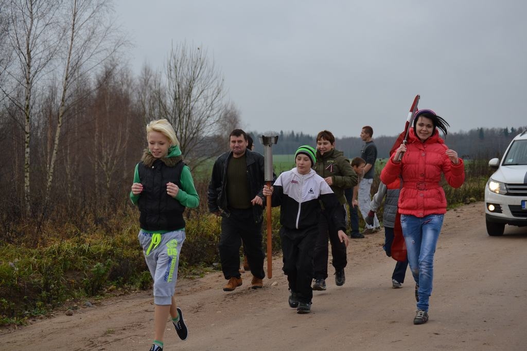 KOPĀ, ROKU ROKĀ. 11. novembrī lāpu skrējienā piedalījās arī seciešu Barbiņjagru ģimene. 