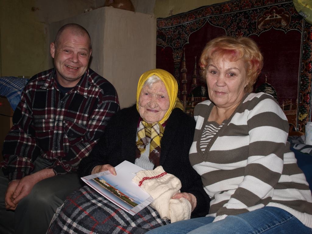 KOPĀ AR SAVĒJIEM. Par piedzīvoto dižo jubileju priecājas Jekaterina Antonova un viņas aprūpētāji Valija un Juris Mačuki.
Autors: Jānis Ozoliņš