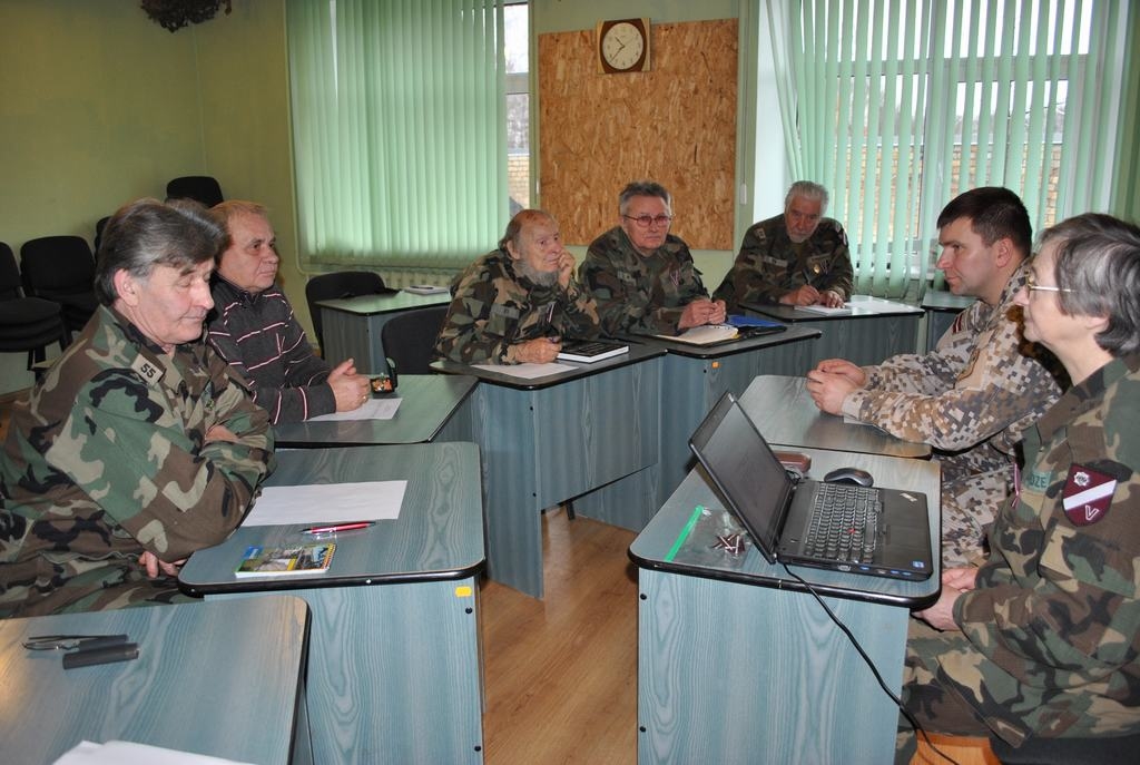 Zemessardzes veterāni uzklausa Zigfrīdu Ozoliņu un 55. Aizkraukles bataljona komandieri Andri Dauguli (abi no labās). 

Autors: Guna Mikasenoka