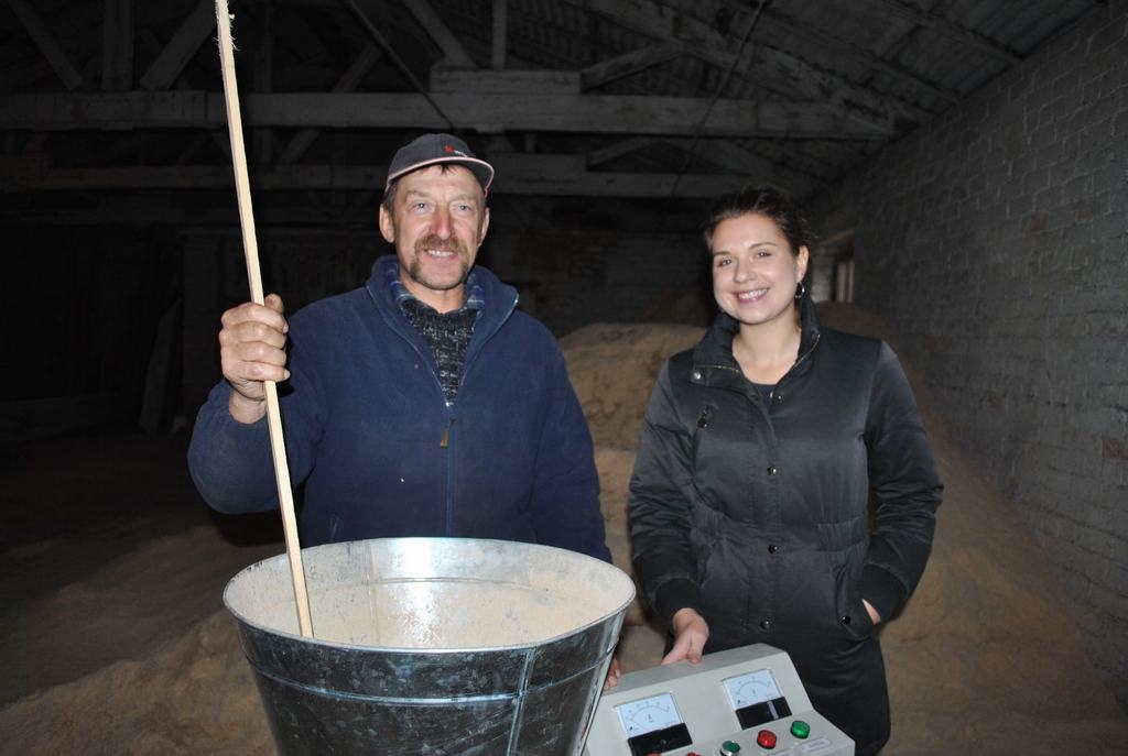 PATS SEV SAIMNIEKS. Andris Elsts sev visu sagādā pats, arī skaidu granulas, ar ko apkurināt lielo ēku. Viņam palīdz meita Liene. 
Autors: Imants Kaziļuns