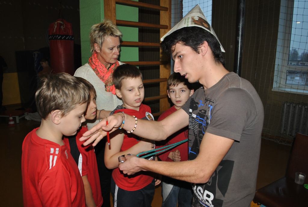 KLAUSĀS NORĀDĪJUMUS. Konkursa dalībnieki gatavojas startam. 
Autors: Egija Apiņa