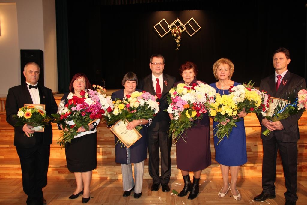 Par nopelniem novada labā. Apbalvotie Jānis Ivars Padedzis (no kreisās), Dzintra Stārastiņa, Antoņina Streža, pašvaldības vadītājs Dainis Vingris, Anna Bite, Ārija Āre un Dzintars Greļs. 
Autors: Anita Šmite