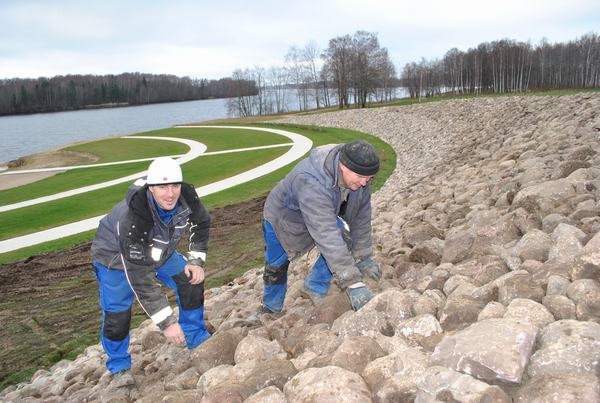 Katram akmenim  — sava vieta. Strādā jelgavnieki Dainis Safranovičs (no kreisās) un Juris Kudrjavcevs.
Autors: Imants Kaziļuns