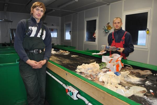 ŠĶIRO ATKRiTUMUS. “Šķirošanas telpā mēs atsevišķi atdalām un lielos konteineros sametam papīru, kartonu, PET tumšās un gaišās pudeles, plēves,” stāsta strādnieki Agnis Belevičs (no kreisās) un Andris Keišs. 
Autors: Guna Mikasenoka