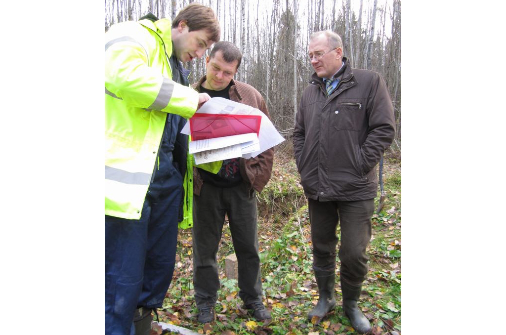 Lauka observatorijā Seces pagastā. Jaunjelgavas novada domes priekšsēdētājs Guntis Libeks (no labās) kopā ar  Valsts kultūras pieminekļu aizsardzības inspekcijas darbiniekiem.