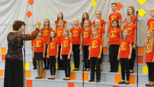 KĀRTA AIZKRAUKLIEŠIEM. Dzied Pētera Barisona Aizkraukles mūzikas skolas koris diriģentes Silvijas Tomaševskas vadībā.
Autors: no konkursa rīkotāju arhīva