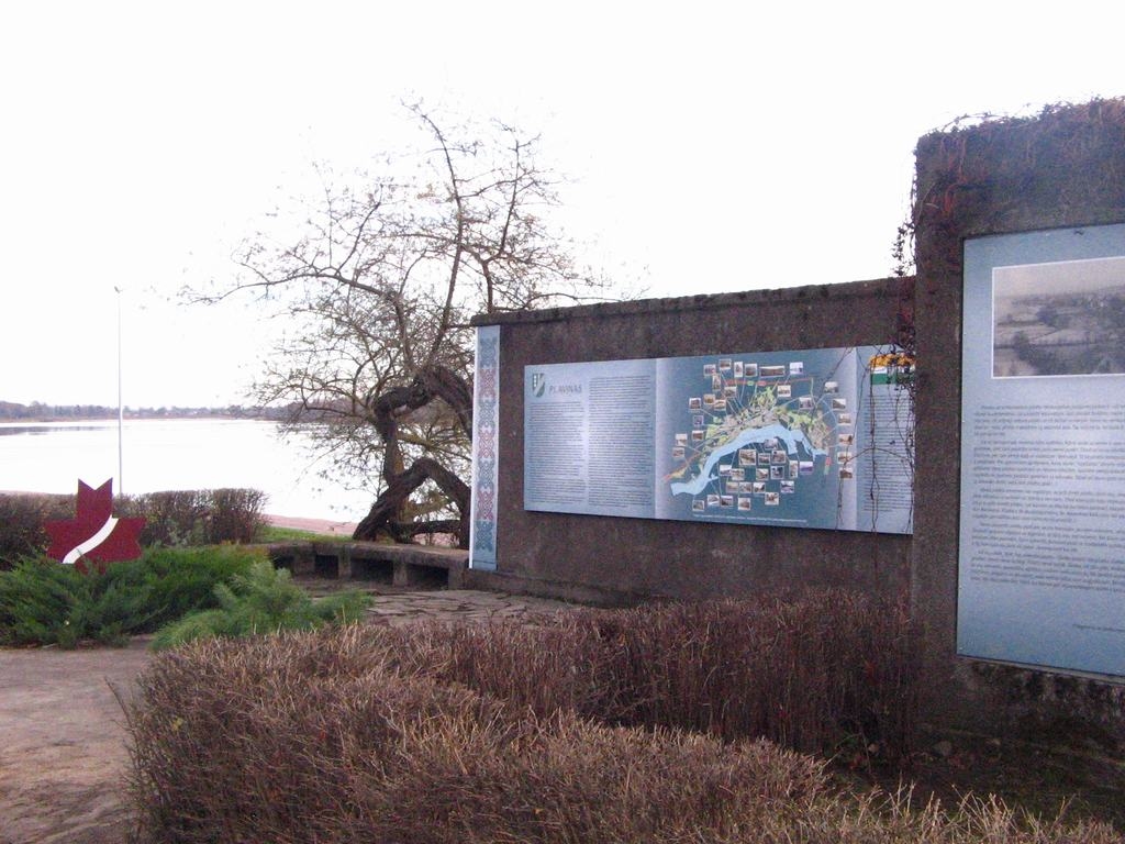 DAĻA PILSĒTAS VĒSTURES redzama jaunajos informatīvajos stendos. 
Autors: Jānis Peņģerots