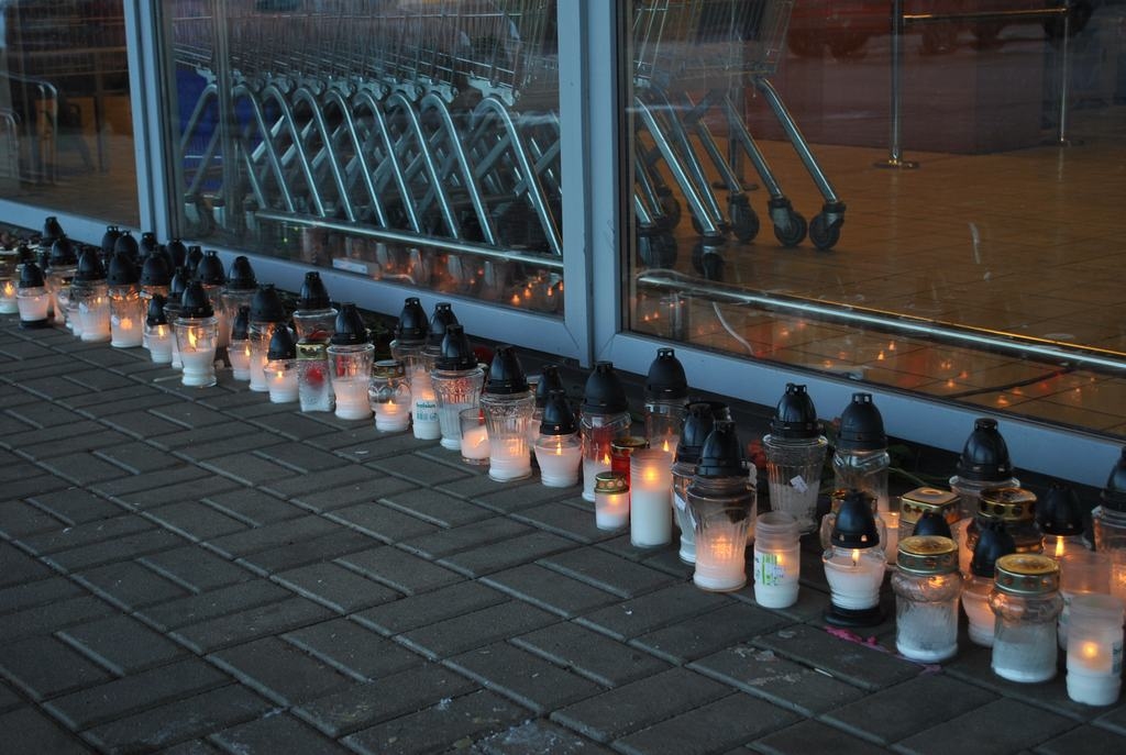 BOJĀGĀJUŠO PIEMIŅAI. Svecītes, ko iedeguši pircēji, pie lielveikala “Maxima” Gaismas ielā Aizkrauklē. 
Autors: Egija Apiņa