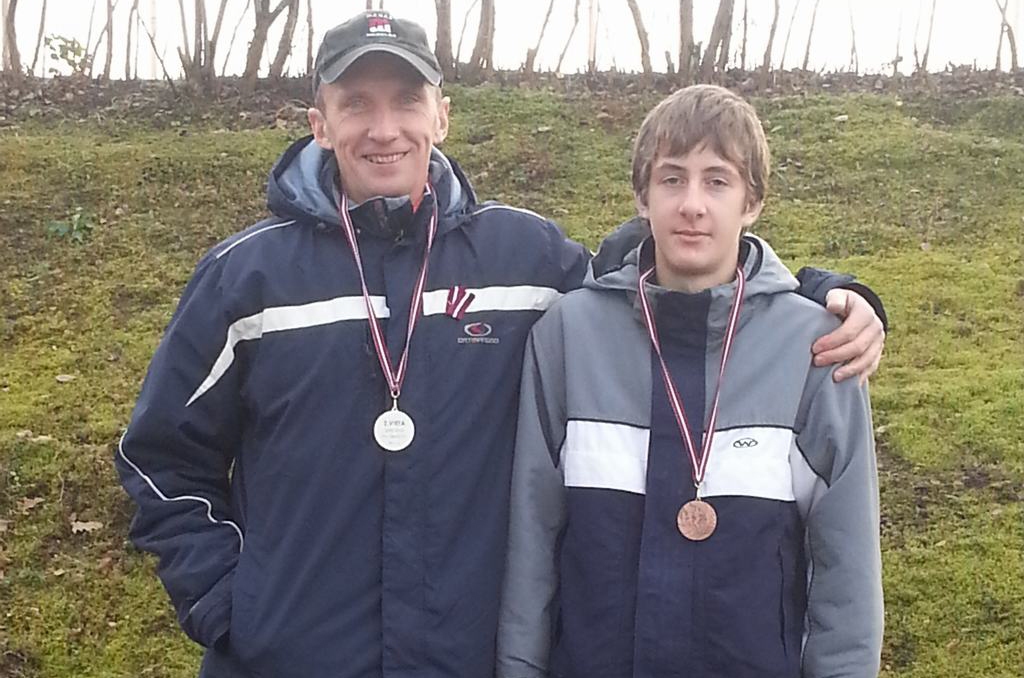 Dubultprieks. Medaļas mājās šoreiz veda gan treneris Aigars Rublis (pa kreisi), gan audzēknis Sergejs Trokmanis.
Autors: no Aigara Rubļa albuma