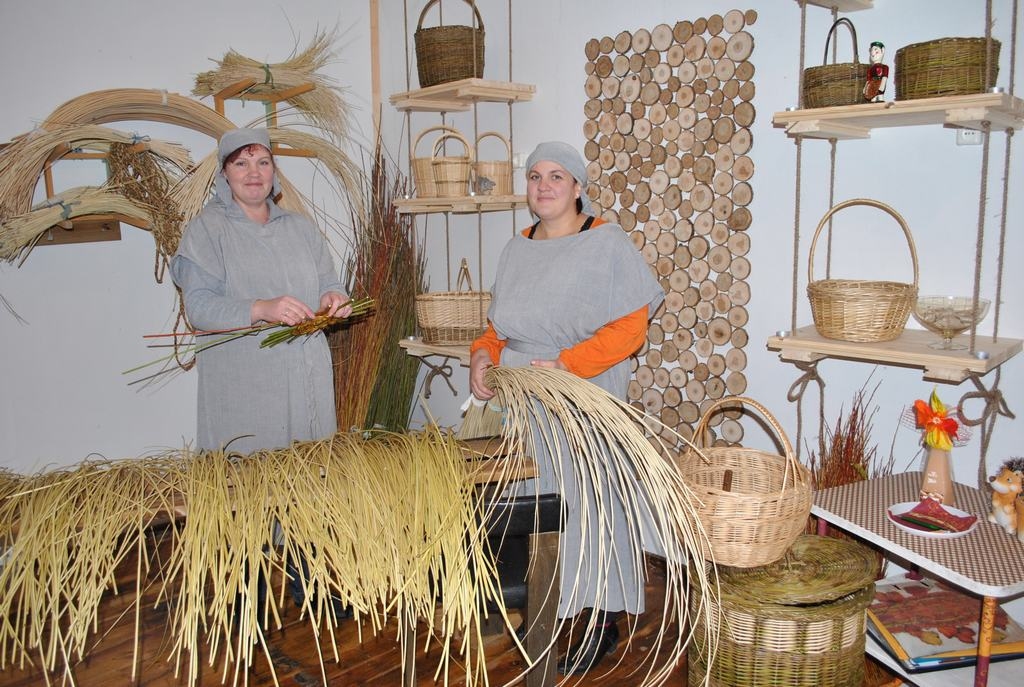 Amatnieces. Diāna Rutkēviča (no kreisās) un Jolanta Lakša. Šajā darbnīcā  Rutkēvičas kundzes vadībā notiks arī Aizkraukles tautskolas rīkotās nodarbības. Tie, kuri vēlas, vēl var pieteikties apgūt pīšanas prasmes.  
Autors: Līga Patmalniece