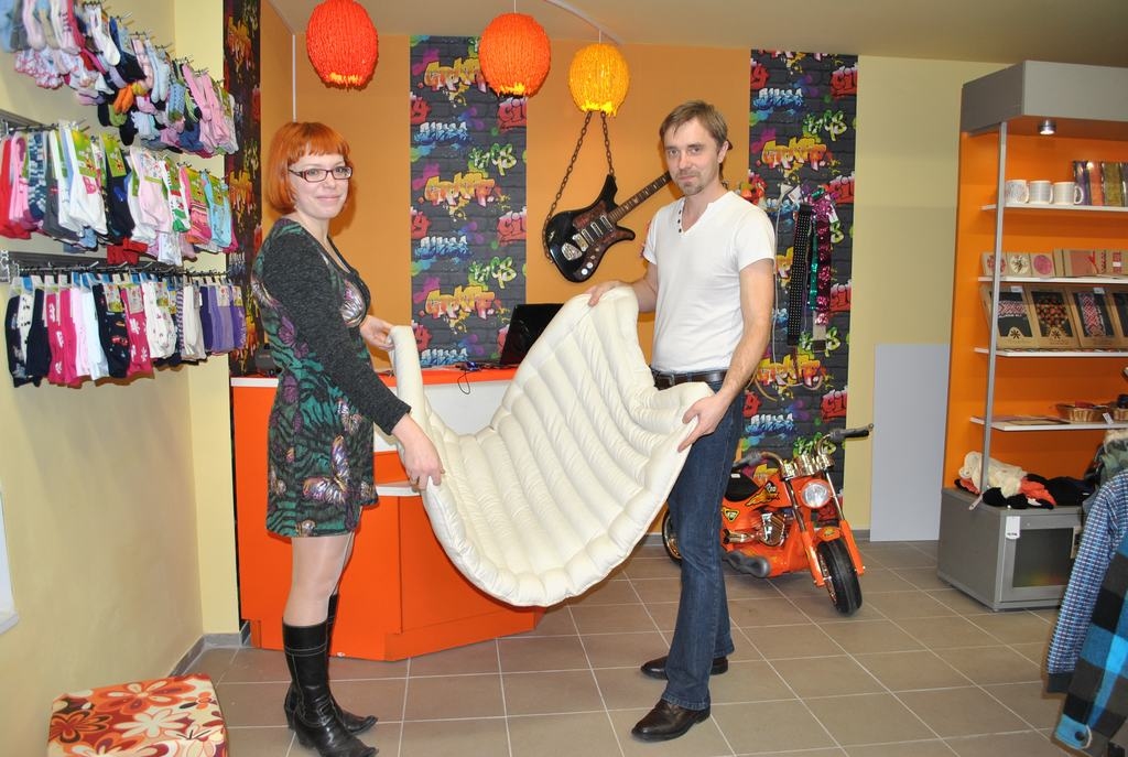 TIC VEIKSMEI. Dainas vīrs Nilsons teic, ka ģitāra veikalā pie sienas nav nejauši — veikalam “jāaiziet” tikpat labi, kā savulaik tas izdevies rokenrolam.       
Autors: Imants Kaziļuns