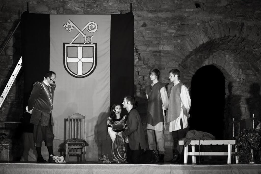 AINA NO IZRĀDES “Tornis. Teika par Kokneses pili”. Ar šo darbu koknesieši piedalīsies Latvijas amatierteātru iestudējumu skatē 