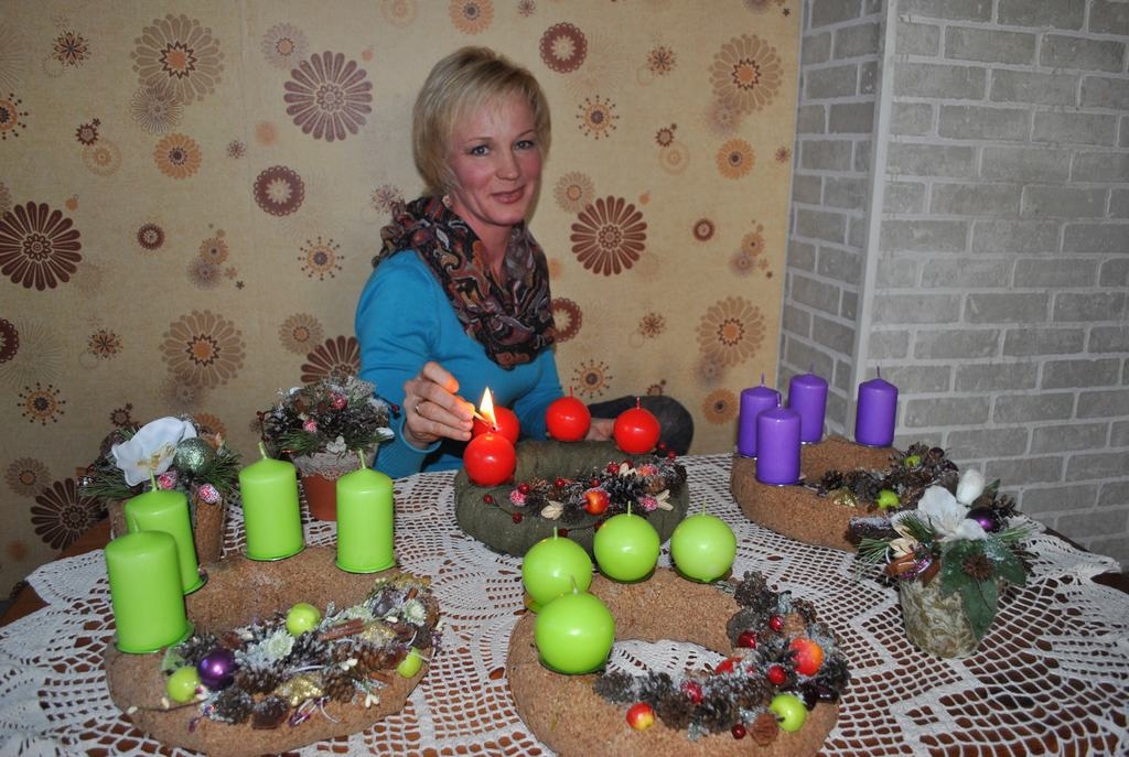 IEDEDZOT PIRMO SVECI. “Lai cik sāpīgas un skumjas mums visiem ir bijušas pēdējās nedēļas, jādomā par labo, kas vēl būs,” aicina skrīveriete Sanita Prūse.     
Autors: Imants Kaziļuns