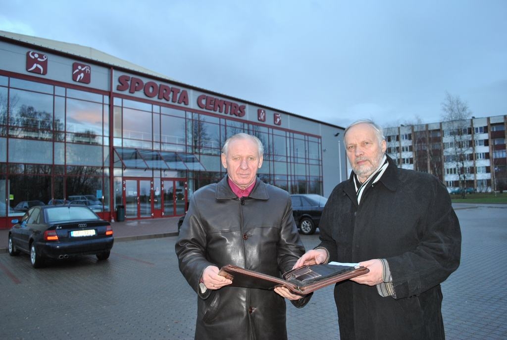 Pārbaudei pakļauts. Kokneses apvienotās pašvaldību būvvaldes un Aizkraukles novada būvvaldes vadītājs Jans Korols (pa kreisi) un Aizkraukles novada pašvaldības galvenais arhitekts Juris Letinskis pie Aizkraukles sporta centra, kurš arī jāpārbauda.
Autors: Imants Kaziļuns