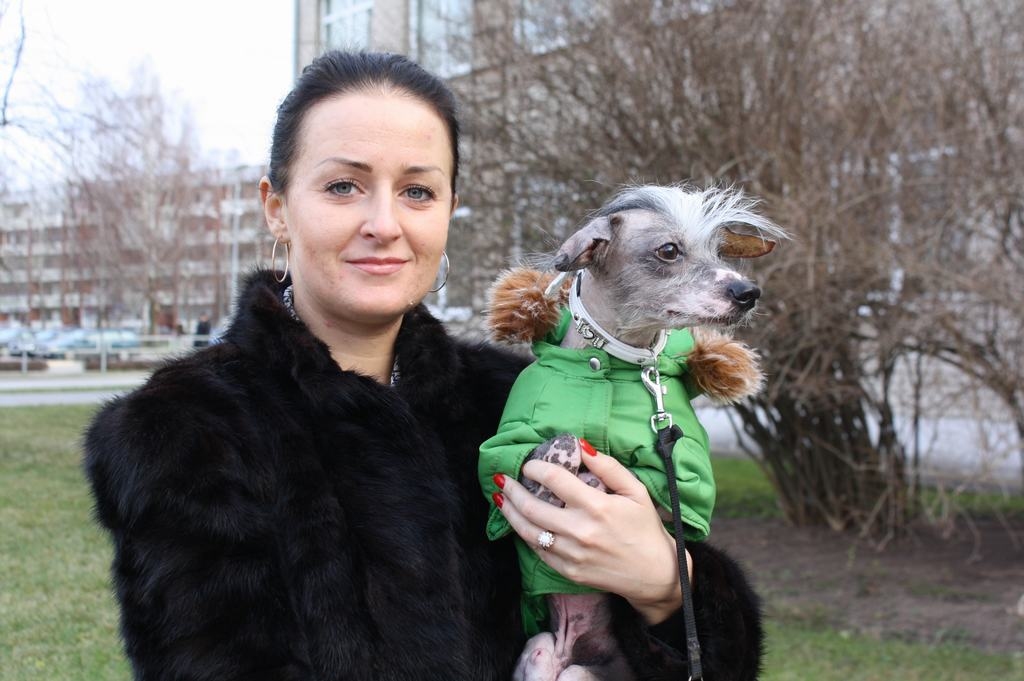 SALS NEPATĪK. Aizkraukliete Santa un viņas mīlulis Zorro gada aukstajā laikā pastaigas ilgumu krietni saīsina — neraugoties uz biezo un silto apģērbu, salst ķepas. 