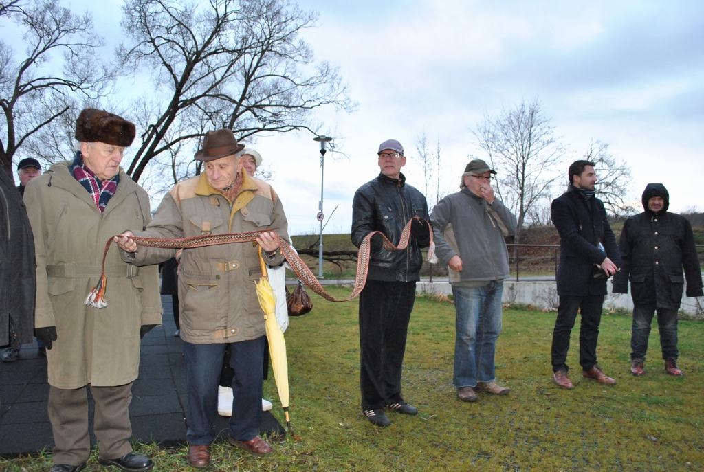 Labo domu josta ceļam. Pa sanākušo ļaužu rokām kā ceļš izvijās Zemgales tautiskajos rakstos austā josta. Katrs šajā simboliskajā rituālā jostā ievija savās labās domas un vēlējumu: lai ceļš būtu drošs un ilgi kalpotu.
Autors: Līga Patmalniece