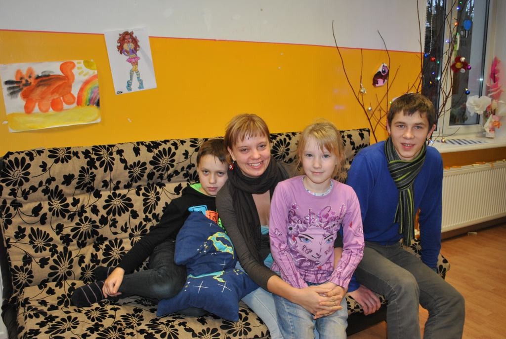 Atpūtas brīdī. Daniels (no kreisās), Daila Strika, Evita un Vilnis Jaunjelgavas dienas centrā.