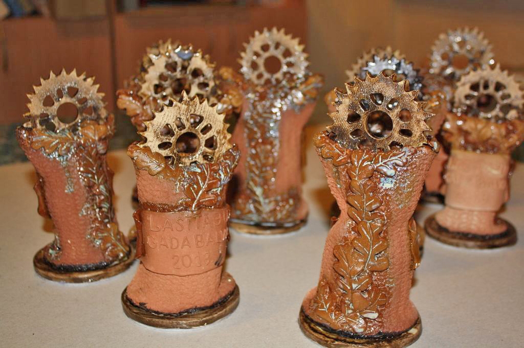 IDEJA “IZIET TAUTĀS”. Pieteikta Aizkraukles novada domes mazo projektu konkursa laikā, keramiķes Ausmas 
Krastiņas ideja tika īstenota, un daudzas šādas balvas nonāks dažādās Latvijas vietās. 
Autors: Guna Mikasenoka