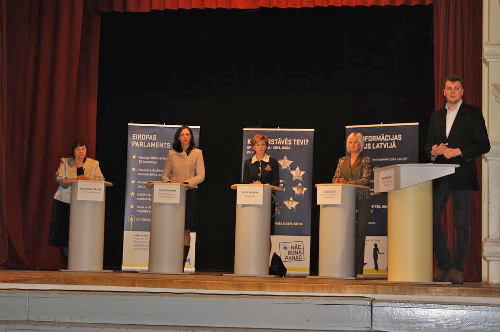 NĀC UN RUNĀ! Diskusijā piedalījās Gunta Žilde (no labās), Inese Vaidere, Inese Kalvāne un Valentīna Tīlišķe. 
Vadītājs Arnis Krauze.
Autors: Sandra Pumpure