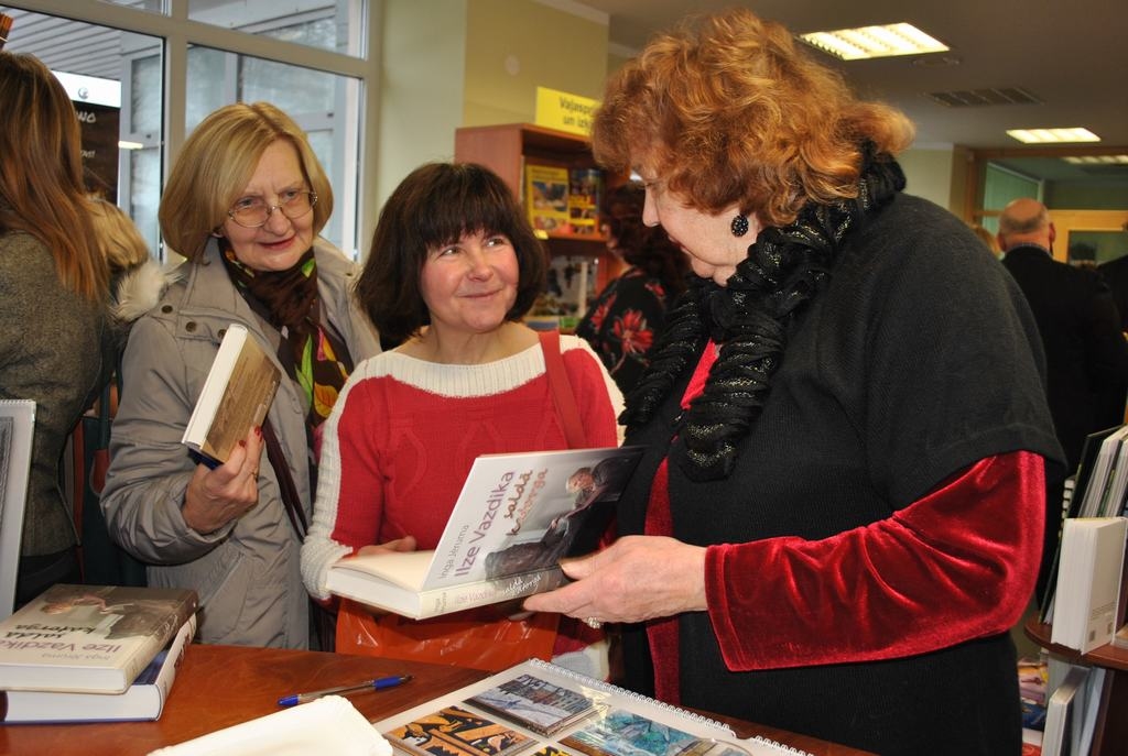 AR AUTOGRĀFU. Lasītāju Baibas Lapsas (no kreisās) un Ievas Bērziņas mājas bibliotēkā būs arī Ingas Jērumas (no labās) grāmata “Ilze Vazdika. Saldā katorga” ar autogrāfu. 
Autors: Guna Mikasenoka
