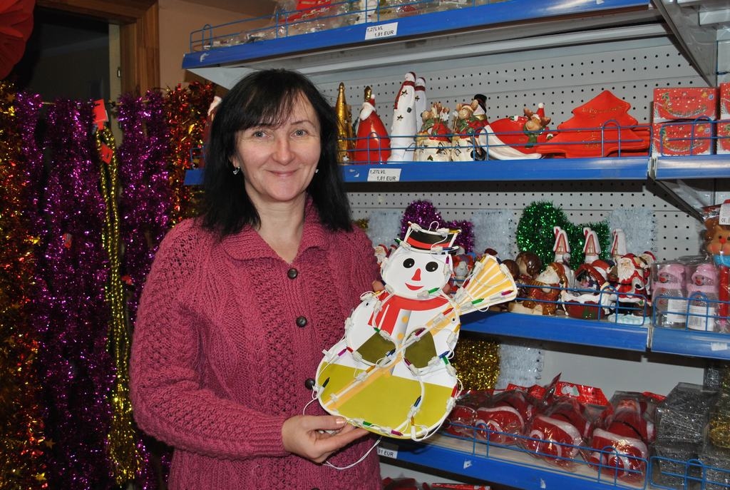 GAISMAS NESĒJS. “Šis sniegavīrs ir apvīts ar lampiņu virteni un, iekārts logā, tumšo laiku darīs gaišāku,” saka Ilze Meldere.
Autors: Guna Mikasenoka