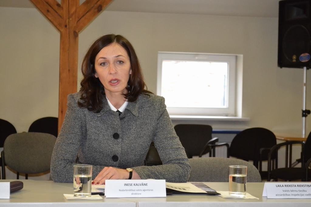 PALĪDZ SĀKT ARĪ SAVU BIZNESU. “NVA palīdz arī tiem, kuri vēlas sākt savu uzņēmējdarbību — sniedz konsultatīvu un labākajiem biznesa plāniem arī finansiālu atbalstu komercdarbības vai pašnodarbinātības sākšanai,” saka NVA  direktore Inese Kalvāne.
Autors: Guna Mikasenoka