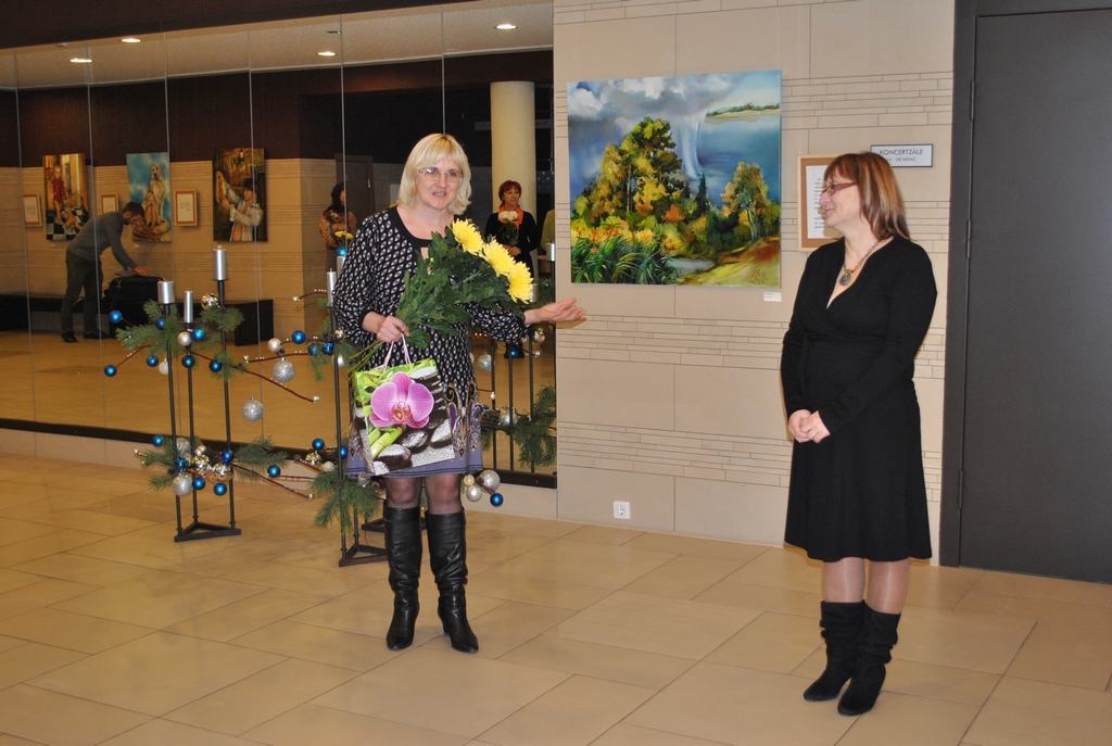 Izstādes atklāšanā. Aizkraukles novada kultūras nama direktore Anta Teivāne (no kreisās) sveic mākslinieci Jolantu Ābeli.
Autors: Līga Patmalniece