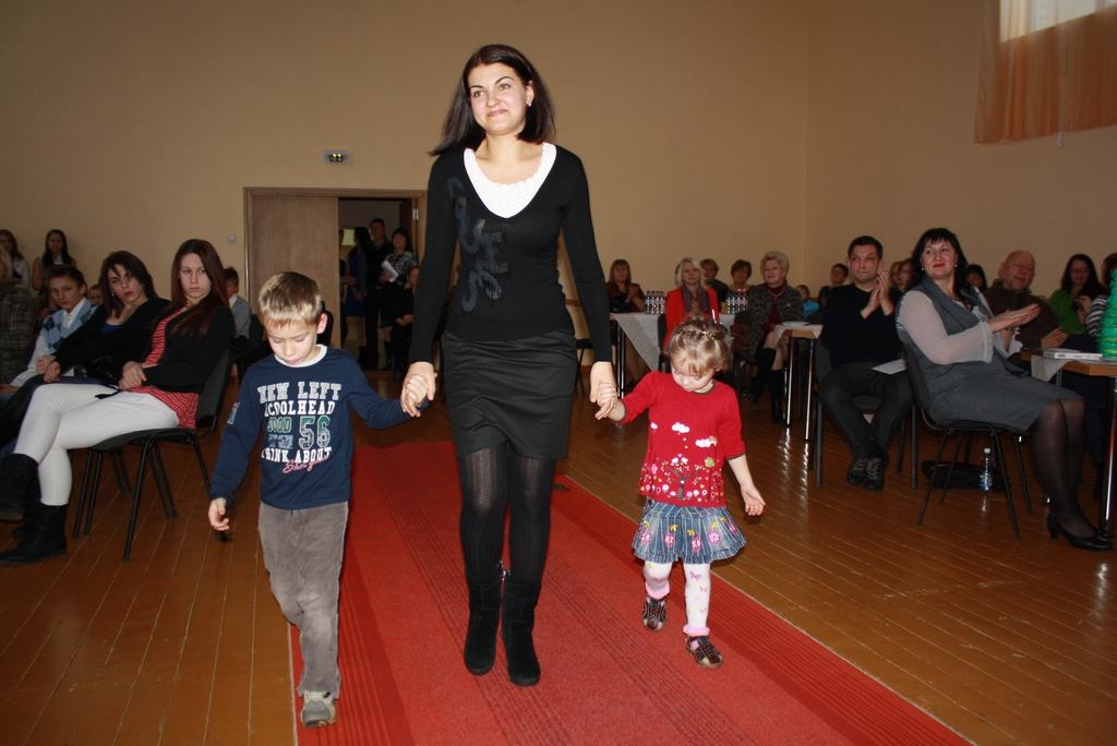 Mazo paldies lielajiem. Brīvprātīgi “Dzeguzītē” strādā psiholoģe Marina Goloimova no Mārcienas.
Autors: Imants Kaziļuns